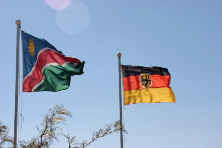 Flaggen von Namibia und Deutschland