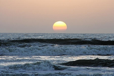 Sonnenuntergang über dem Atlantischen Ozean bei Swakopmund an der Skelettküste